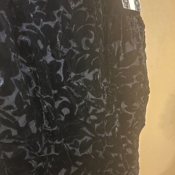 NWT Ultra Pink large black velvet top - Picture 8 of 9